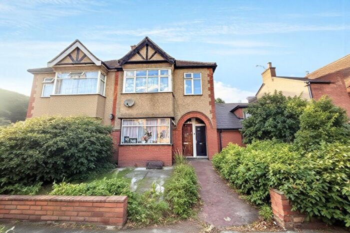 2 Bedroom Flat For Sale In A St Edwards Way, Romford, RM1