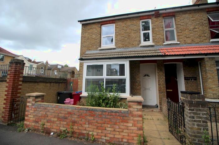 3 Bedroom Semi-Detached House To Rent In College Avenue, Slough, SL1