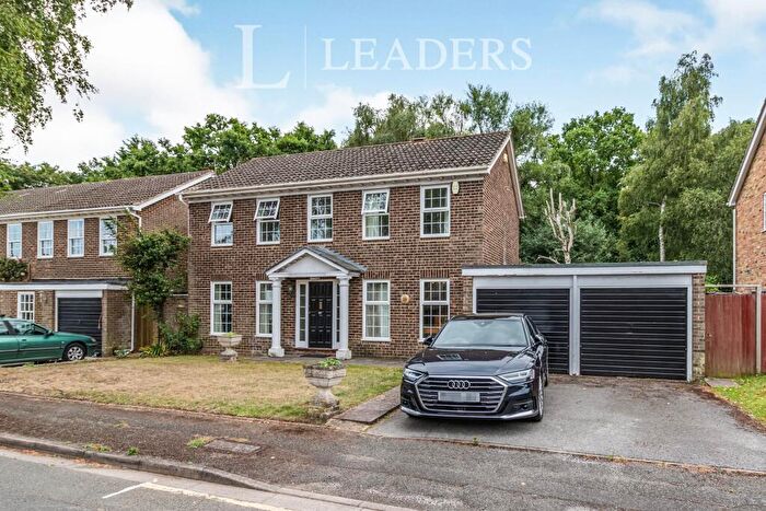4 Bedroom House To Rent In Mayfield Gardens, Hersham, Walton-on-Thames, KT12