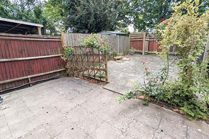 3 Bedroom Flat To Rent In Woking, Surrey, GU21
