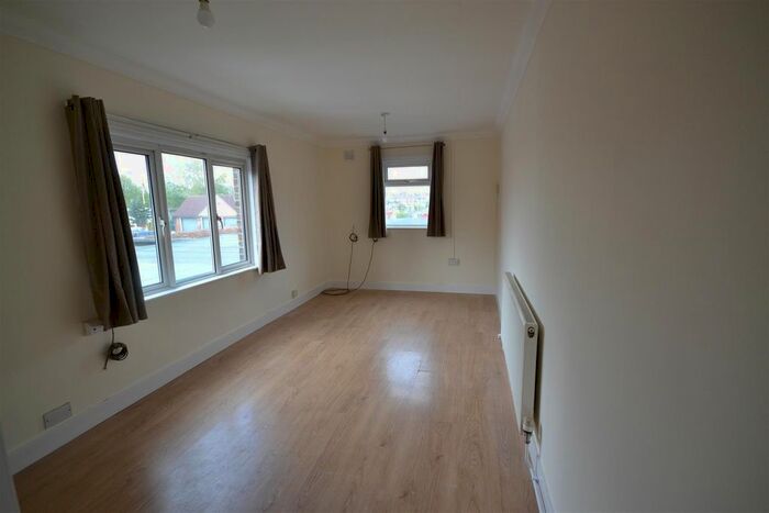 2 Bedroom Flat To Rent In New Road, Croxley Green, Rickmansworth, WD3