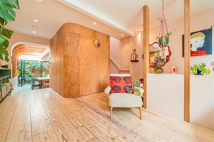 3 Bedroom Terraced House For Sale In Elwin Street, Jesus Green, E2