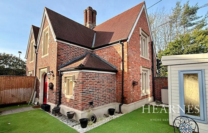 2 Bedroom Cottage For Sale In Ringwood Road, Ferndown, BH22