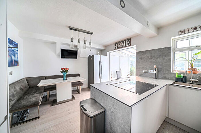 3 Bedroom End Of Terrace House For Sale In Trinder Road, Barnet, EN5