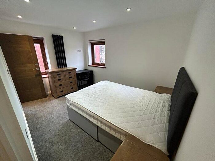 2 Bedroom Flat To Rent In Cross Chapel Street, Leeds, LS6