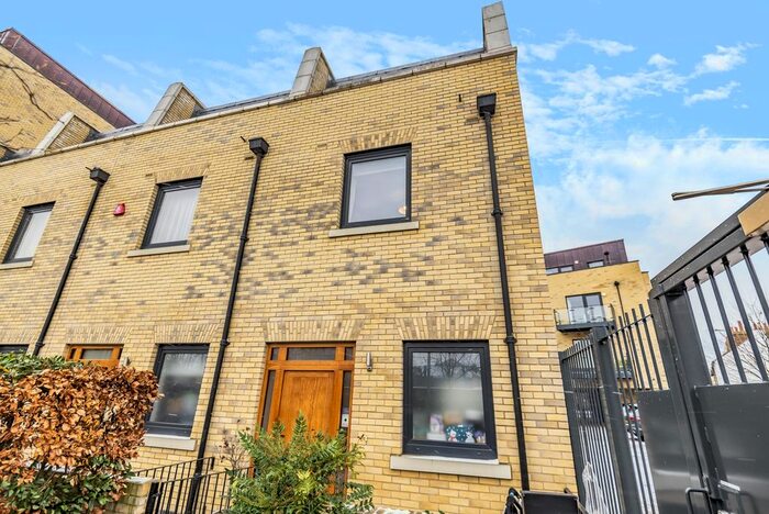 3 Bedroom Town House To Rent In Providence Place, London, SE10