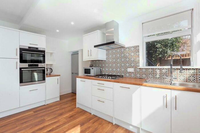 2 Bedroom Apartment To Rent In Glenfield Road, London, SW12