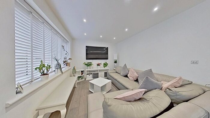 4 Bedroom Chalet For Sale In Alvis Avenue, Herne Bay, CT6