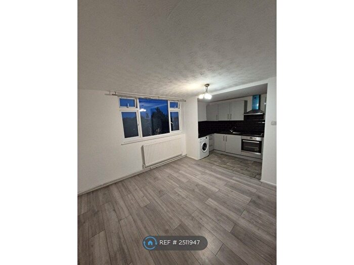 3 Bedroom Flat To Rent In Intalbury Avenue, Aylesbury, HP19