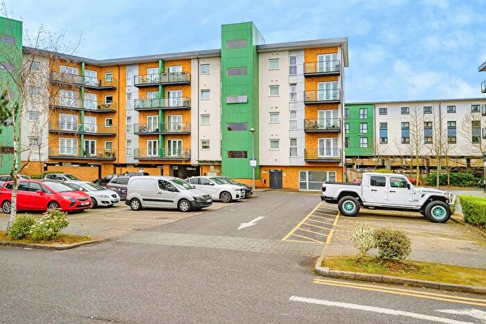 2 Bedroom Flat For Sale In Parkhouse Court, Hatfield, AL10