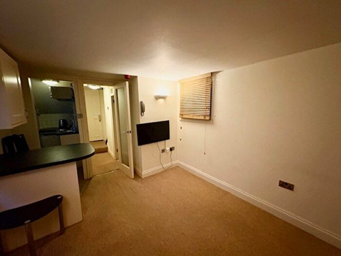 Flat To Rent In Montpelier Road, Brighton, BN1