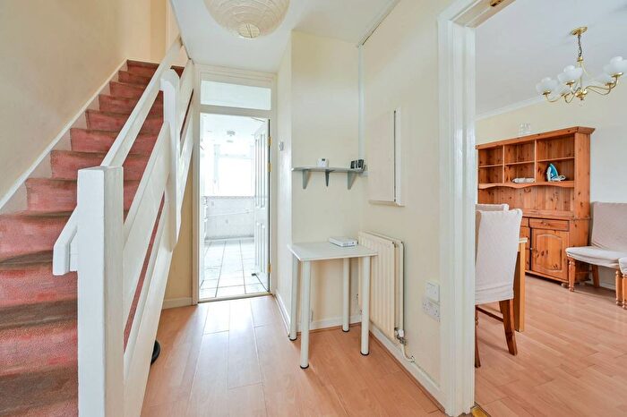 5 Bedroom Flat To Rent In Lorrimore Square, Kennington, London, SE17