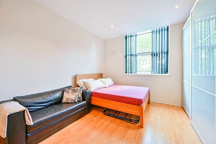 Studio For Sale In Bromyard House, Acton, London, W3