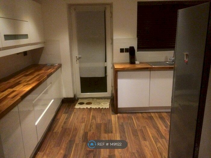 2 Bedroom Semi-Detached House To Rent In Roman Road, Luton, LU4