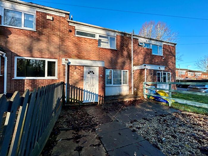 3 Bedroom Terraced House For Sale In Waveney Close, The Grange, NN11
