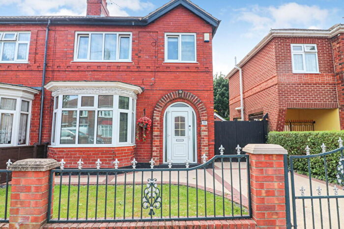 3 Bedroom Semi Detached House For Sale In Gloucester Avenue, Grimsby, DN34