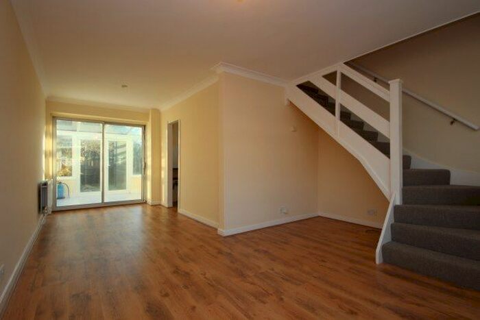 2 Bedroom Property To Rent In Mornington Walk, Richmond, TW10