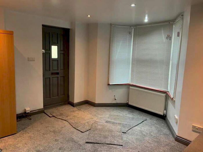 Apartment To Rent In Slough, Berkshire, SL2