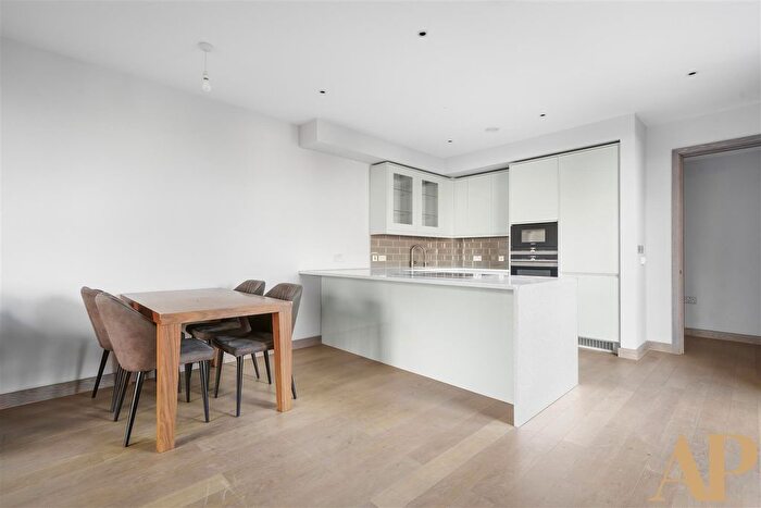 3 Bedroom Flat To Rent In Chivers Passage, London, SW18