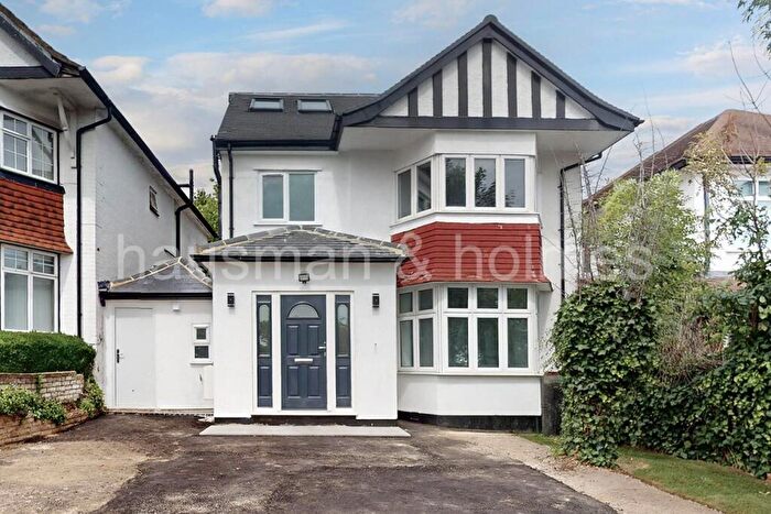 6 Bedroom Semi-Detached House For Sale In Cheyne Walk, NW4