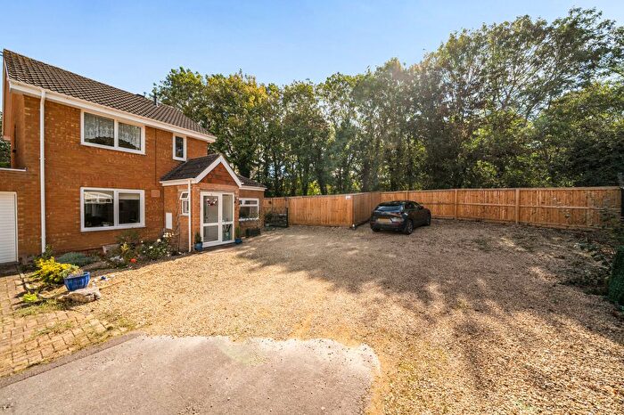 3 Bedroom Link Detached House For Sale In Ashburnham Close, Freshbrook, Swindon, SN5
