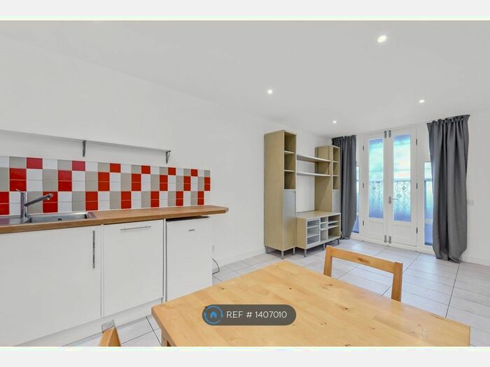 1 Bedroom Flat To Rent In Park East Building, London, E3