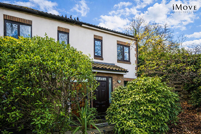 2 Bedroom Maisonette For Sale In Lansdowne Wood Close, London, SE27