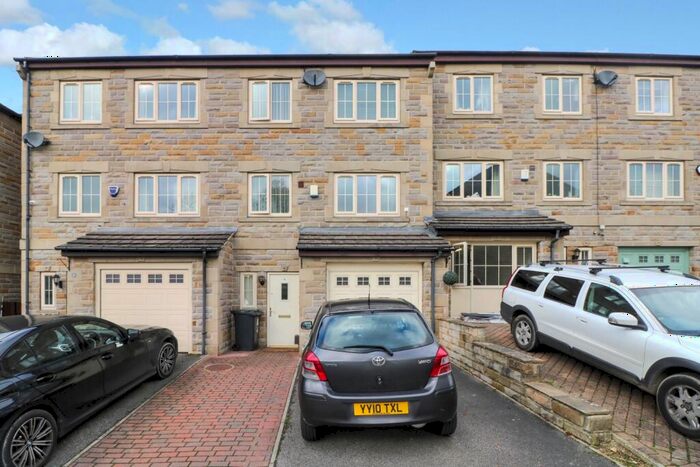 4 Bedroom Town House To Rent In Nann Hall Glade, Cleckheaton, West Yorkshire, BD19