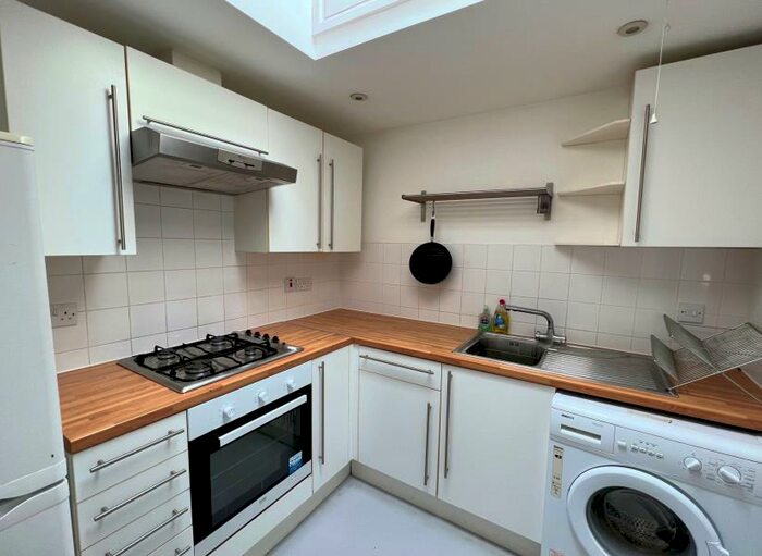 2 Bedroom Flat To Rent In Woodside Grove, North Finchley, N12
