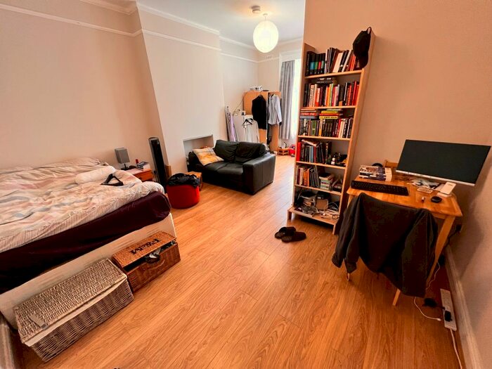 Studio To Rent In Queens Avenue, London, N10