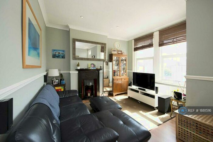 3 Bedroom Flat To Rent In Finchley Central, London, N3
