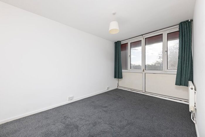 2 Bedroom Flat To Rent In Royal Street, London, SE1