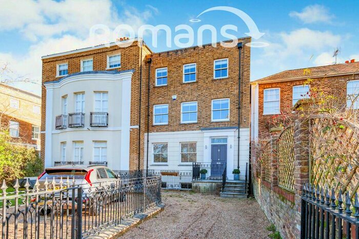 5 Bedroom Town House To Rent In Trinity Place, SL4