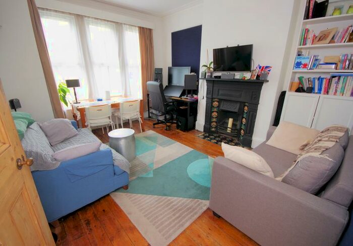 2 Bedroom Flat To Rent In Squires Lane, Finchley, N3