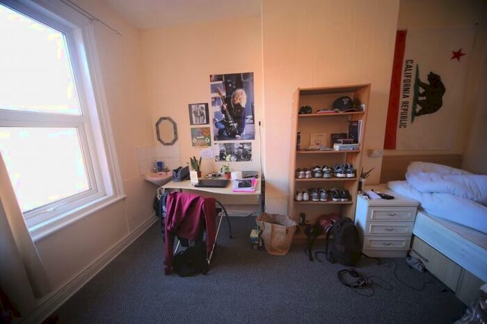 3 Bedroom Flat To Rent In Brudenell Road, Hyde Park, Leeds, LS6