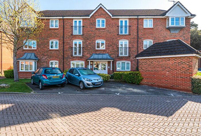 2 Bedroom Flat For Sale In Kingsfield Way, Redhill, Surrey, RH1
