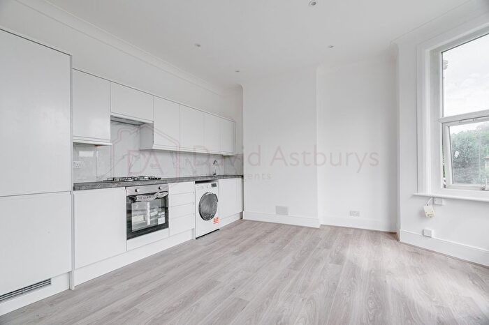 3 Bedroom Flat To Rent In Wightman Road, Haringey, London, N8