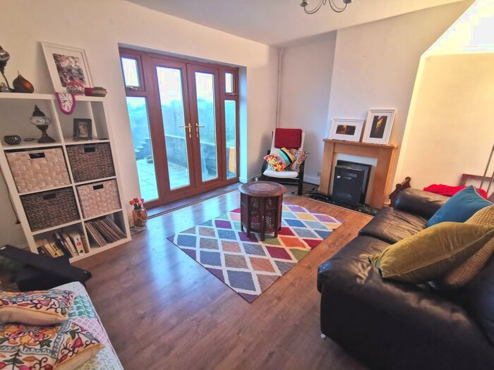 3 Bedroom Semi-Detached House To Rent In Pantycelyn Road, Townhill, SA1