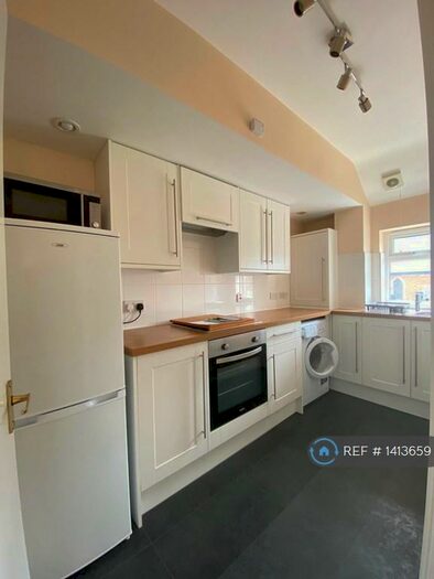 2 Bedroom Maisonette To Rent In Grange Road, Guildford, GU2