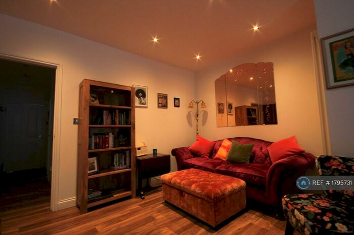 1 Bedroom Flat To Rent In The Avenue, Coulsdon, CR5