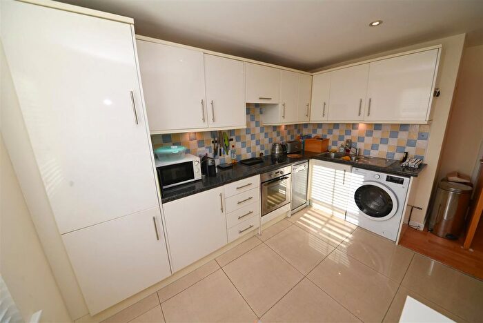 2 Bedroom Flat For Sale In Warren Street, Tenby, SA70