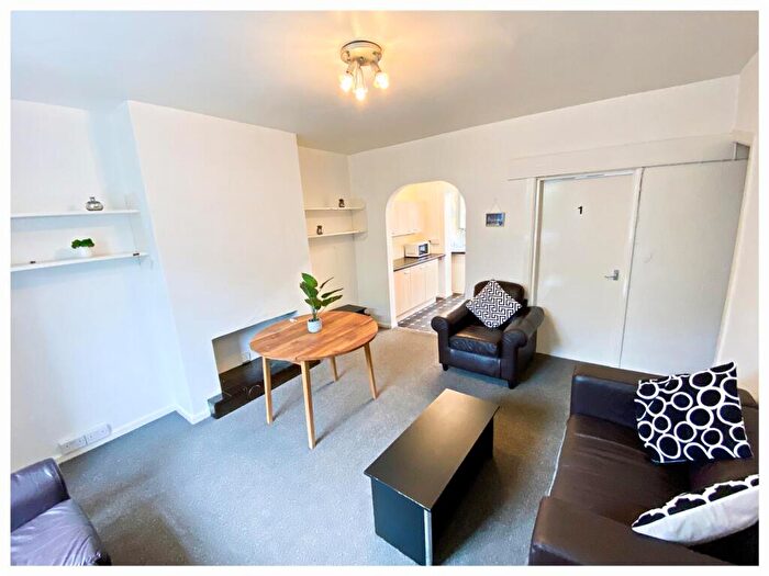 3 Bedroom Semi-Detached House To Rent In Rosedale Gardens, S11