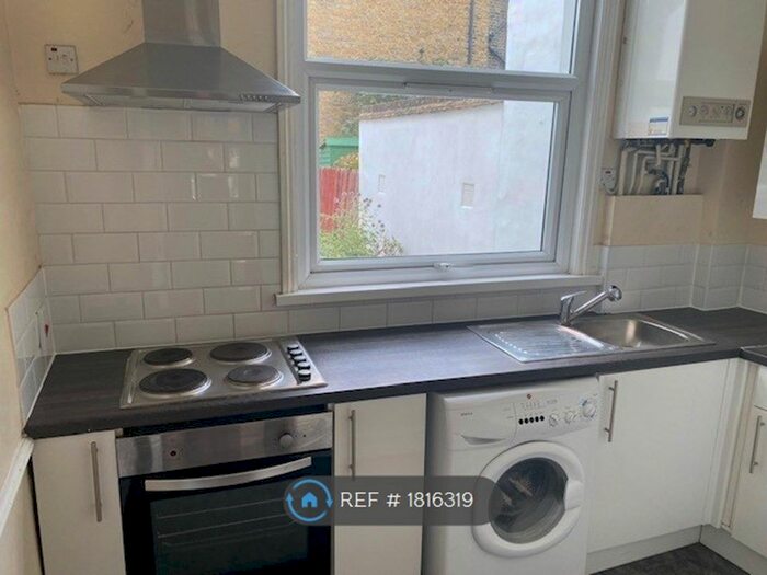 1 Bedroom Flat To Rent In Gowlett Road, London, SE15