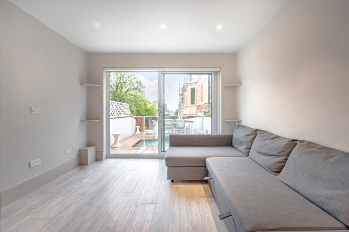 3 Bedroom Mews To Rent In Mulberry Close, Hampstead, NW3