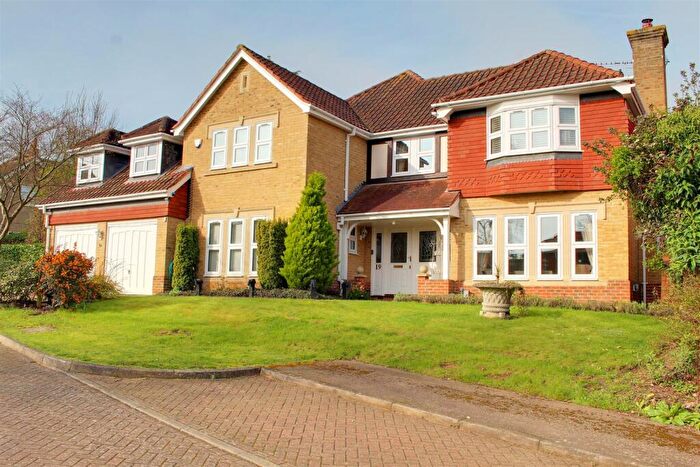 5 Bedroom Detached House For Sale In Poets Gate, Goffs Oak, EN7