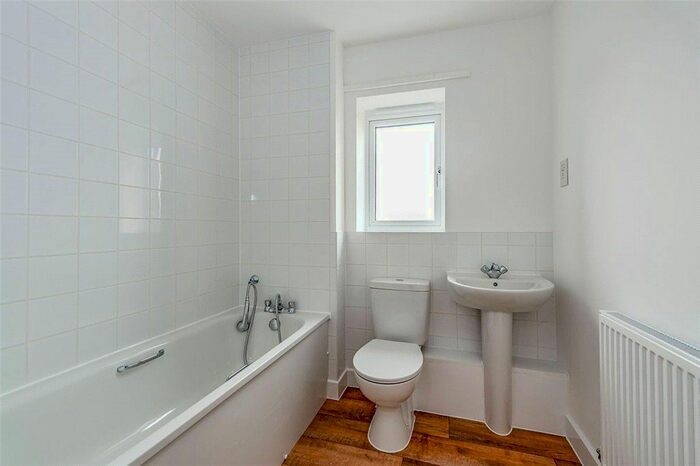 2 Bedroom Flat For Sale In Langridge Way, Copthorne, Crawley, RH10