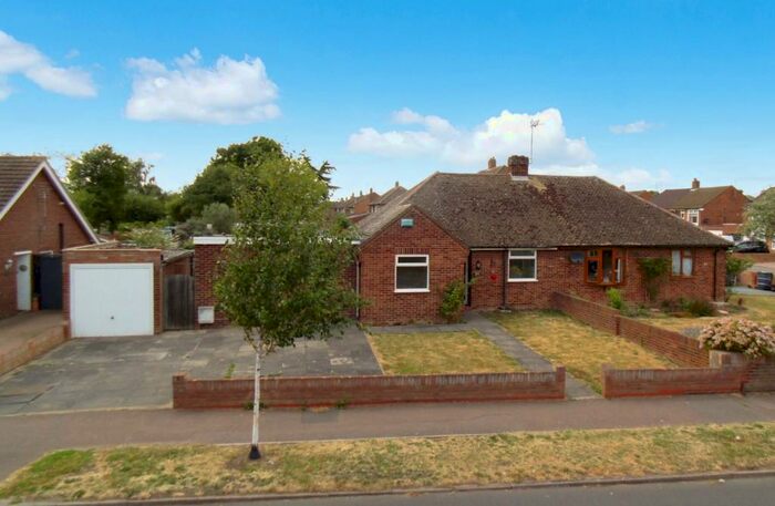 3 Bedroom Semi-Detached Bungalow To Rent In Haylands Way, Bedford, Bedfordshire, MK41