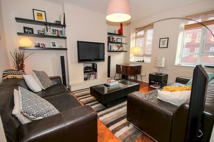3 Bedroom Flat To Rent In Whites Square, London, SW4