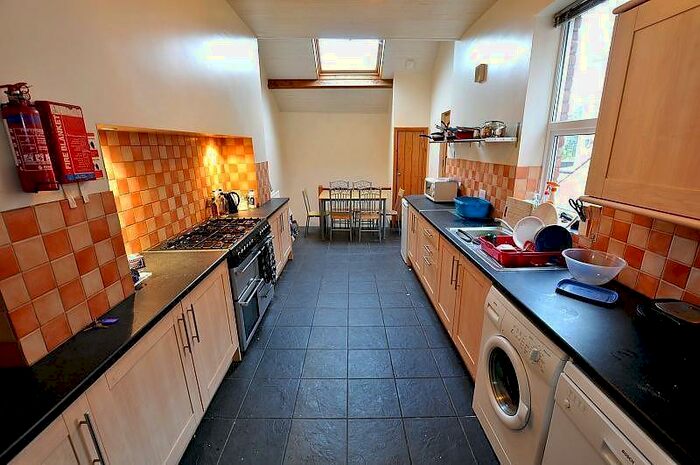 5 Bedroom Maisonette To Rent In Jesmond Road, Jesmond, Newcastle Upon Tyne, NE2