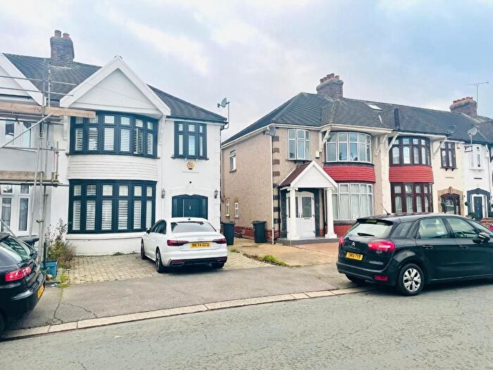 3 Bedroom Detached House To Rent In Sandhurst Drive, Seven Kings, Ilford, London, IG3